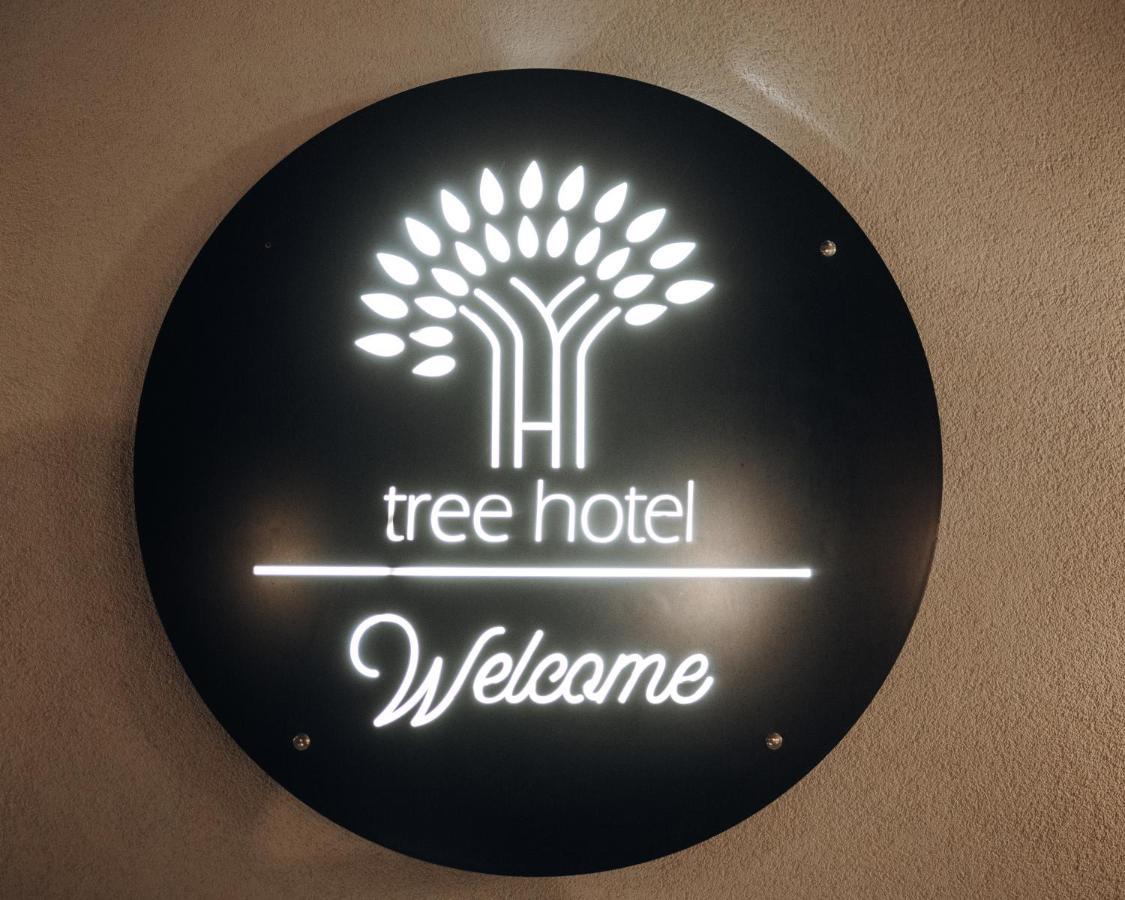 Tree Hotel Корча Екстериор снимка